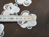 Lot de 5 fleurs dentelle ivoire clair 5 cm à coudre – appliqués brodés effet relief pour robe de mariée · vue 4