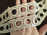 Galon dentelle doré ajouré – 3 cm – Motif cercles – couture & décoration – vendu au mètre · vue 2
