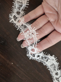 COUPON DE 2 Mètres Petit galon de dentelle fine ivoire clair · vue 4