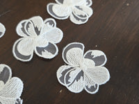 Lot de 5 fleurs dentelle ivoire clair 5 cm à coudre – appliqués brodés effet relief pour robe de mariée · vue 2