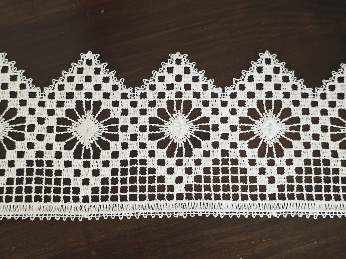 Galon Brodé Style Guipure – Motif Fleurs & Quadrillage | Ivoire | Largeur 10 cm