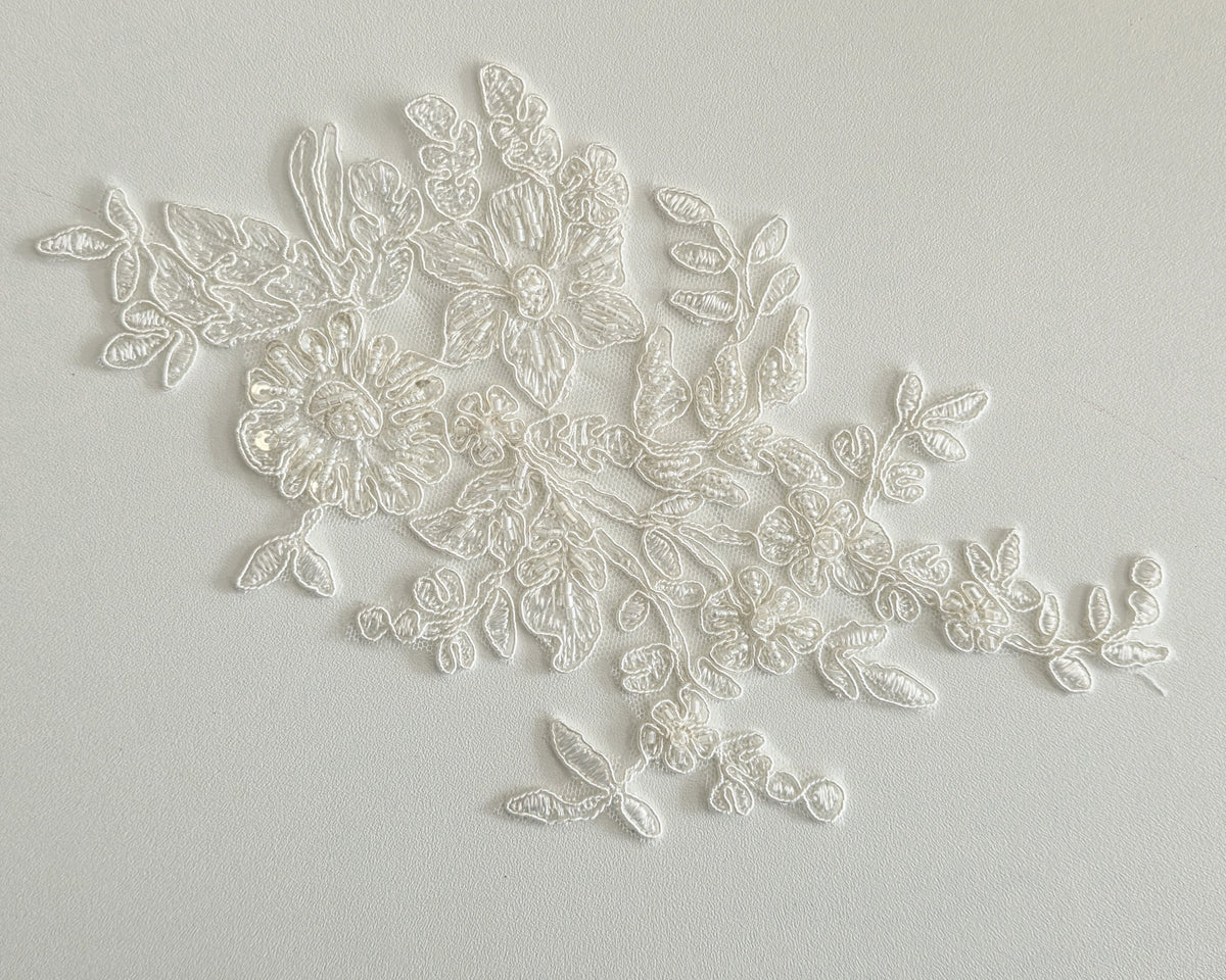 Motif ivoire en dentelle et perles