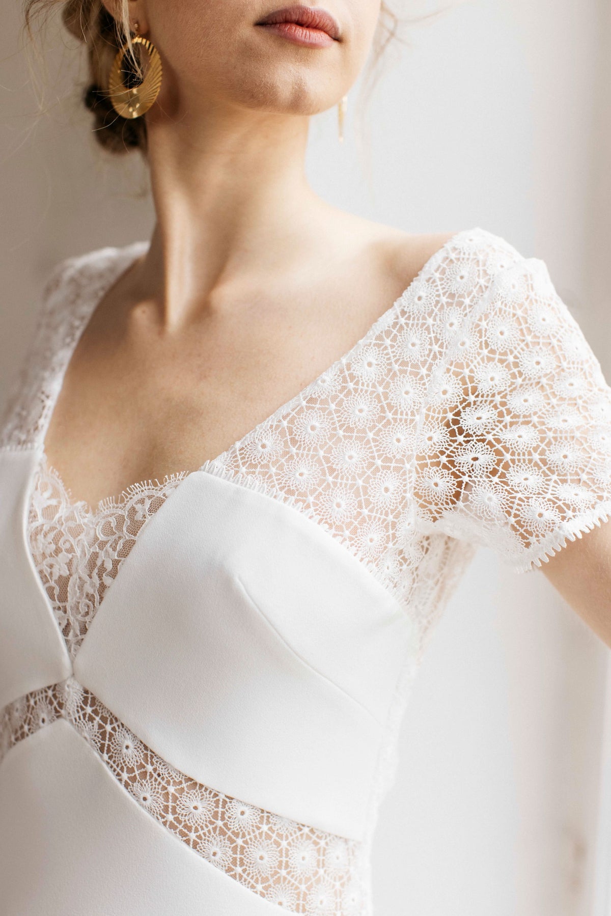 Robe de mariée en guipure géométrique et crêpe INFINI Lambert Créations