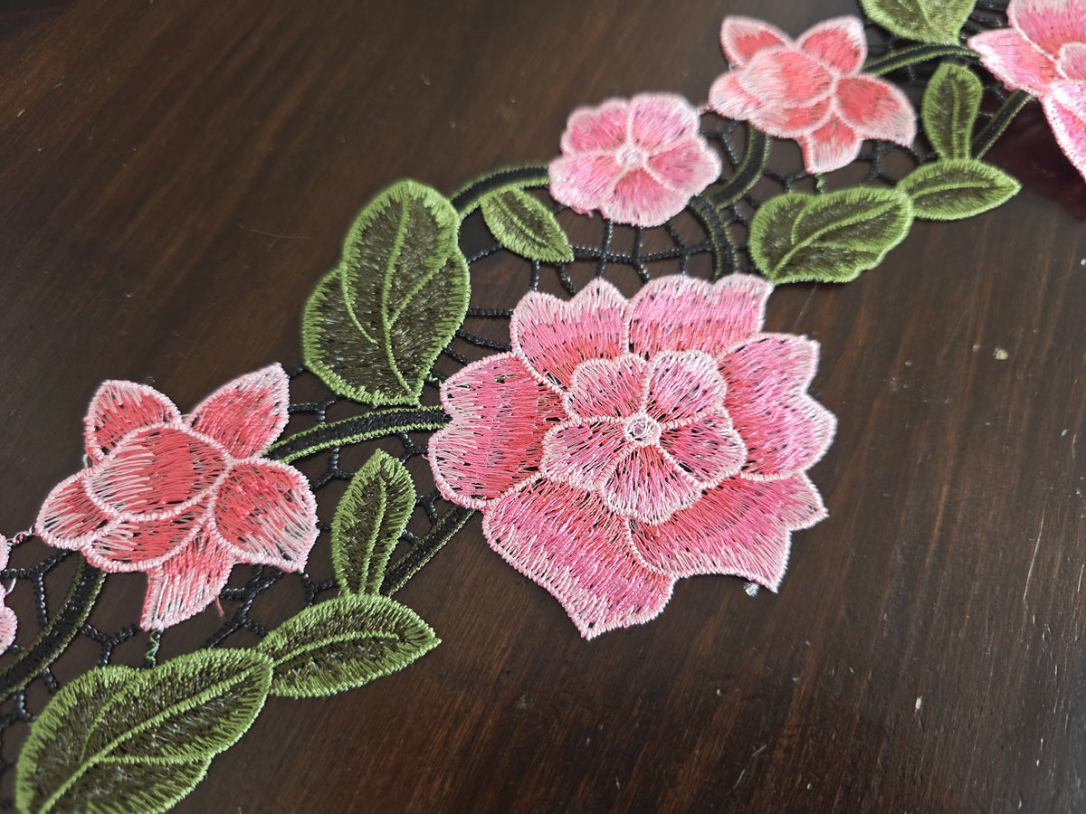 Galon dentelle florale rose et vert – grande fleur brodée – applique couture – vendu par 50cm