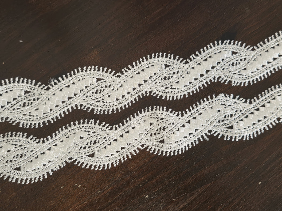 Galon dentelle motif entrelacé – Ivoire clair – 3 cm – Vendu par 10 cm