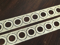 Galon dentelle doré ajouré – 3 cm – Motif cercles – couture & décoration – vendu au mètre · vue 3