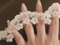 Galon dentelle fleurs sur tulle – rose ou gris – largeur env 3 cm – finition délicate – vendu au mètre · vue 4