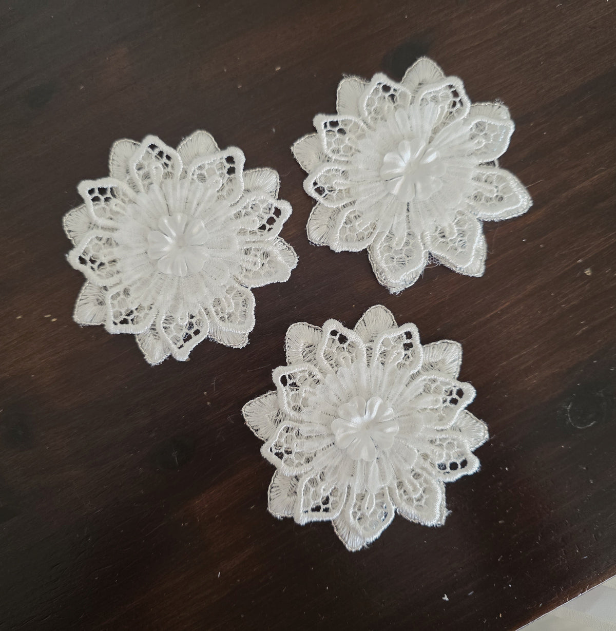 Lot de 3 fleurs ivoire en dentelle fil argenté
