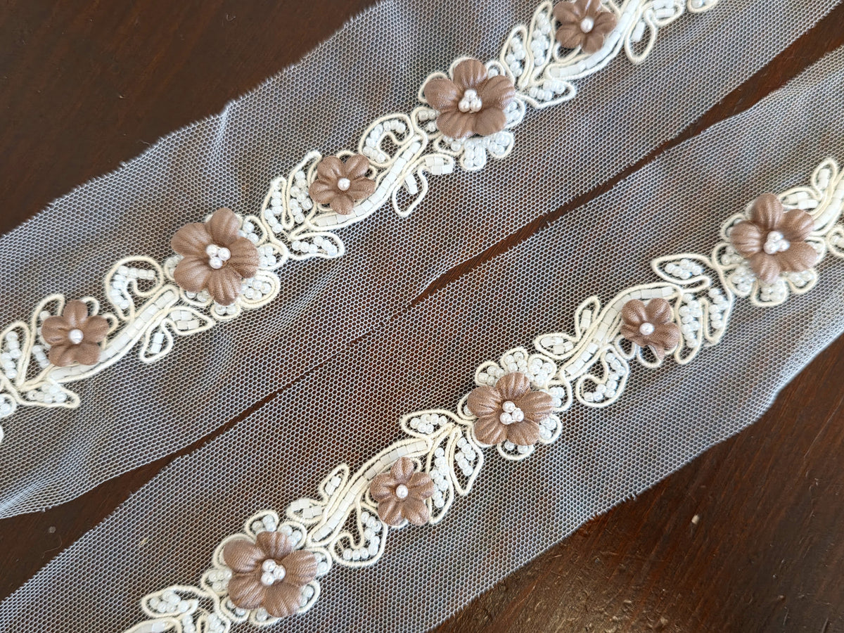 Galon dentelle fleurs brun chocolat et perles sur tulle ivoire – 7,5 cm – dentelle florale relief mariage – vendu par 10 cm