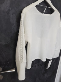 Pull pour mariée ivoire , dos décolleté , détail dentelle bras · vue 5