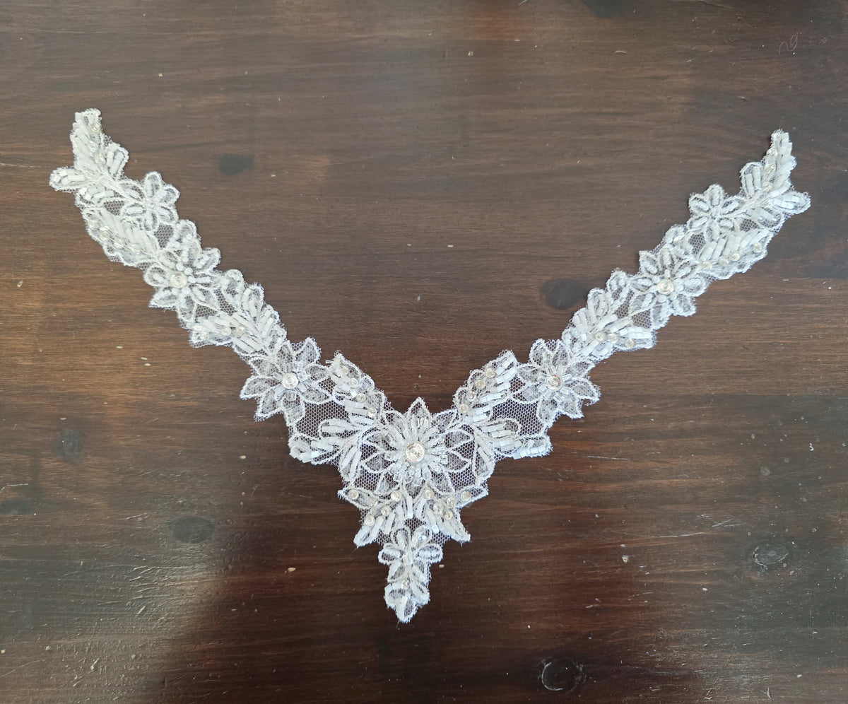 Motif encolure V blanc perles et strass pour robe de mariée