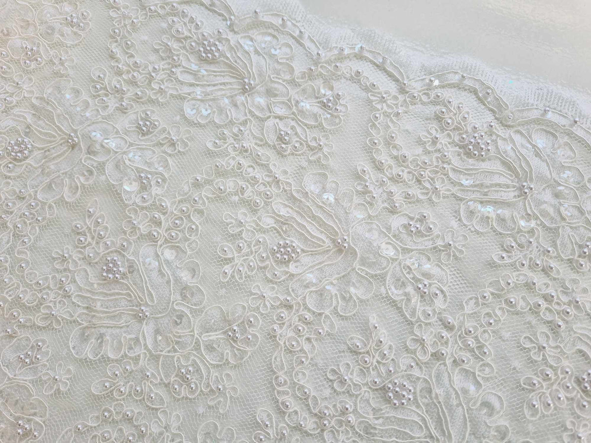 Dentelle ivoire creme bord festonné perles