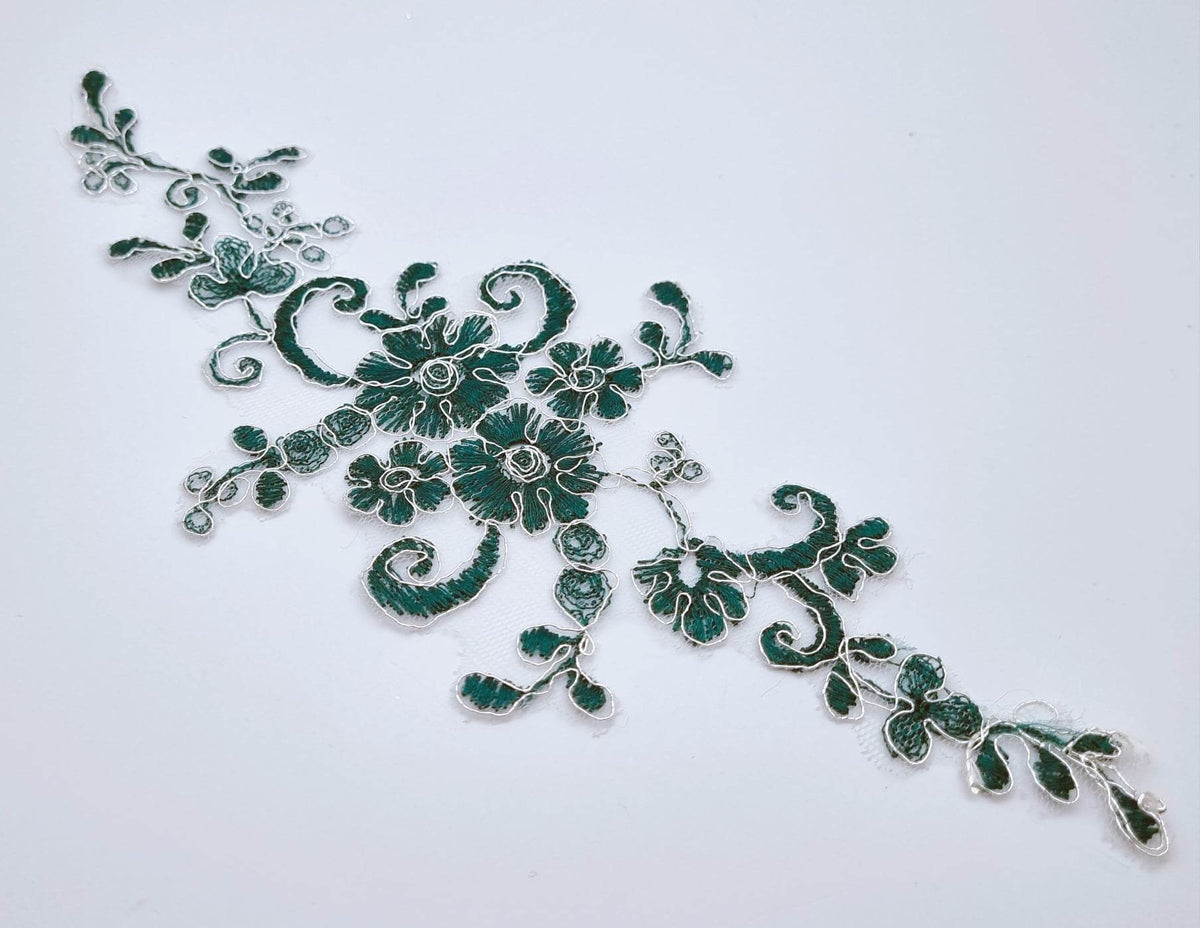 Motif en dentelle vert foncé , fil argenté T368