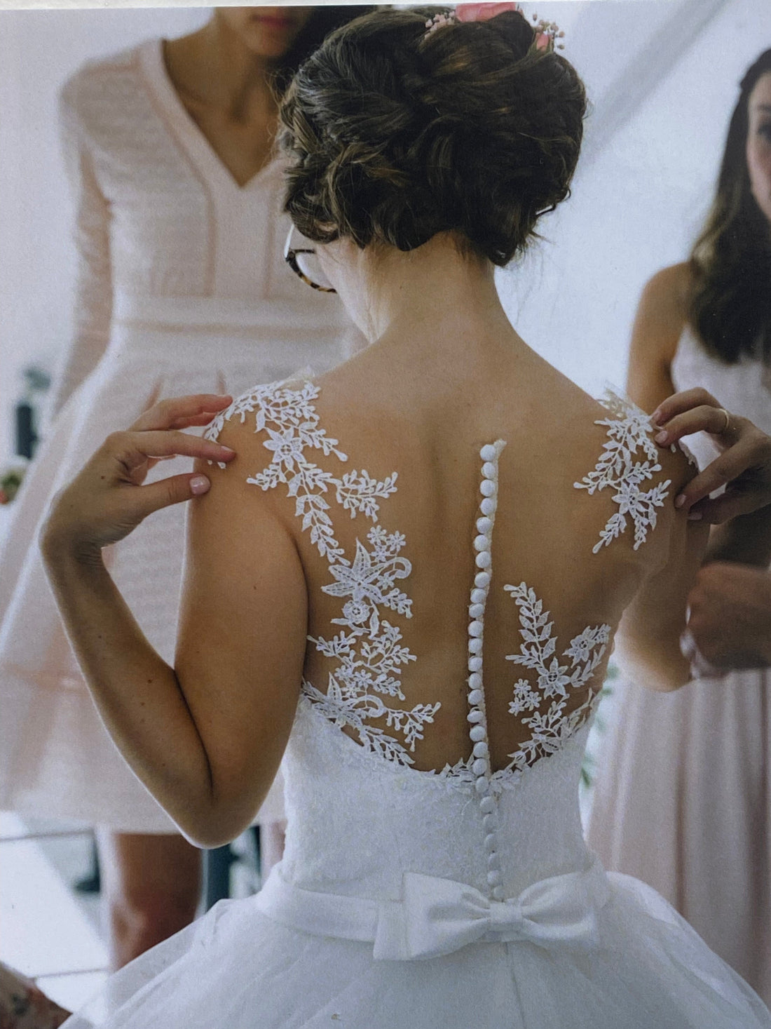 Dos en dentelle et boutons recouverts, ajusté sur la mariée