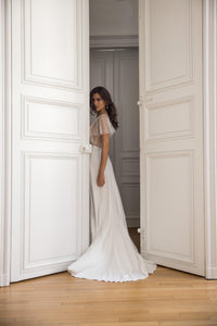 Stella – Robe de mariée fluide avec fente, manches perlées et dos illusion