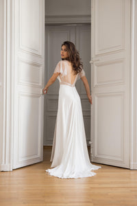 Stella – Robe de mariée fluide avec fente, manches perlées et dos illusion