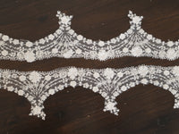 Galon ivoire fleurs 3D relief , perles · vue 2