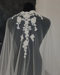 Cape de Mariée en Tulle Ivoire Clair – Dentelle Florale Brillante – Effet Traîne Élégant – Cape pour Robe de Mariée · vue 4