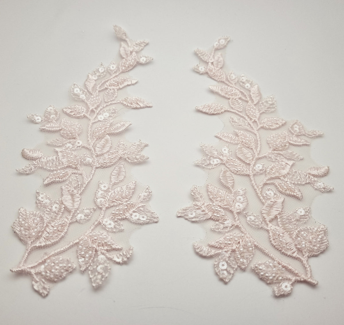 Motif feuilles brodé rose clair perles et sequins pour robe de mariée