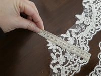 Galon festonné ivoire pour bordure robe de mariée · vue 4