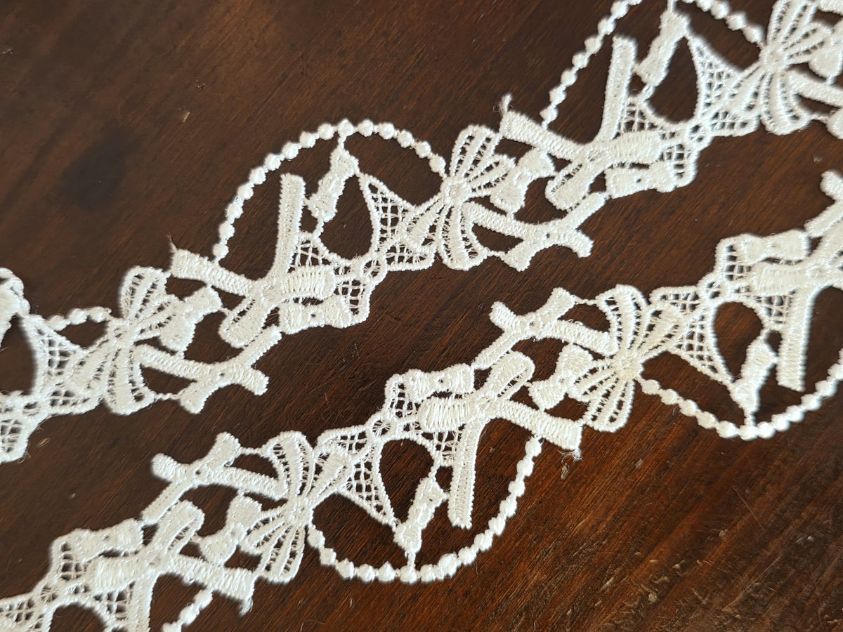Galon Dentelle Guipure Ivoire Clair Nœuds — Largeur 3 cm