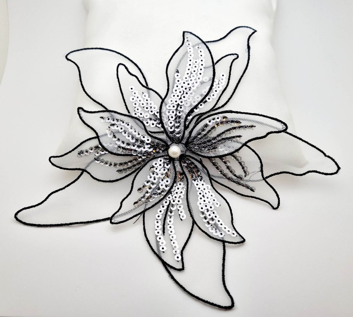 Grande fleur noir ivoire sequins argenté à coudre