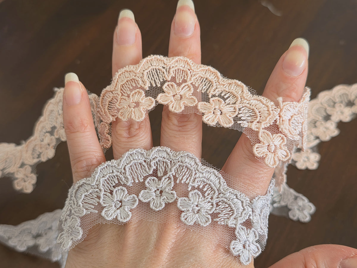 Galon dentelle fleurs sur tulle – rose ou gris – largeur env 3 cm – finition délicate – vendu au mètre