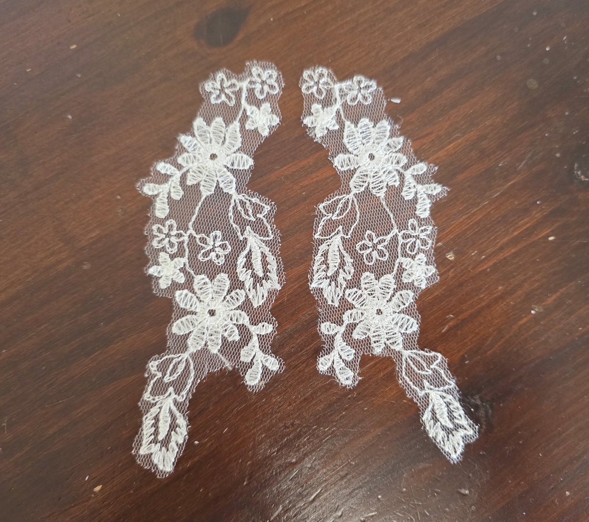 Motif fin en dentelle ivoire fleurs et feuilles