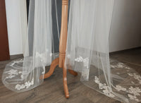 Cape de Mariée en Tulle Ivoire Clair – Dentelle Florale Brillante – Effet Traîne Élégant – Cape pour Robe de Mariée · vue 3