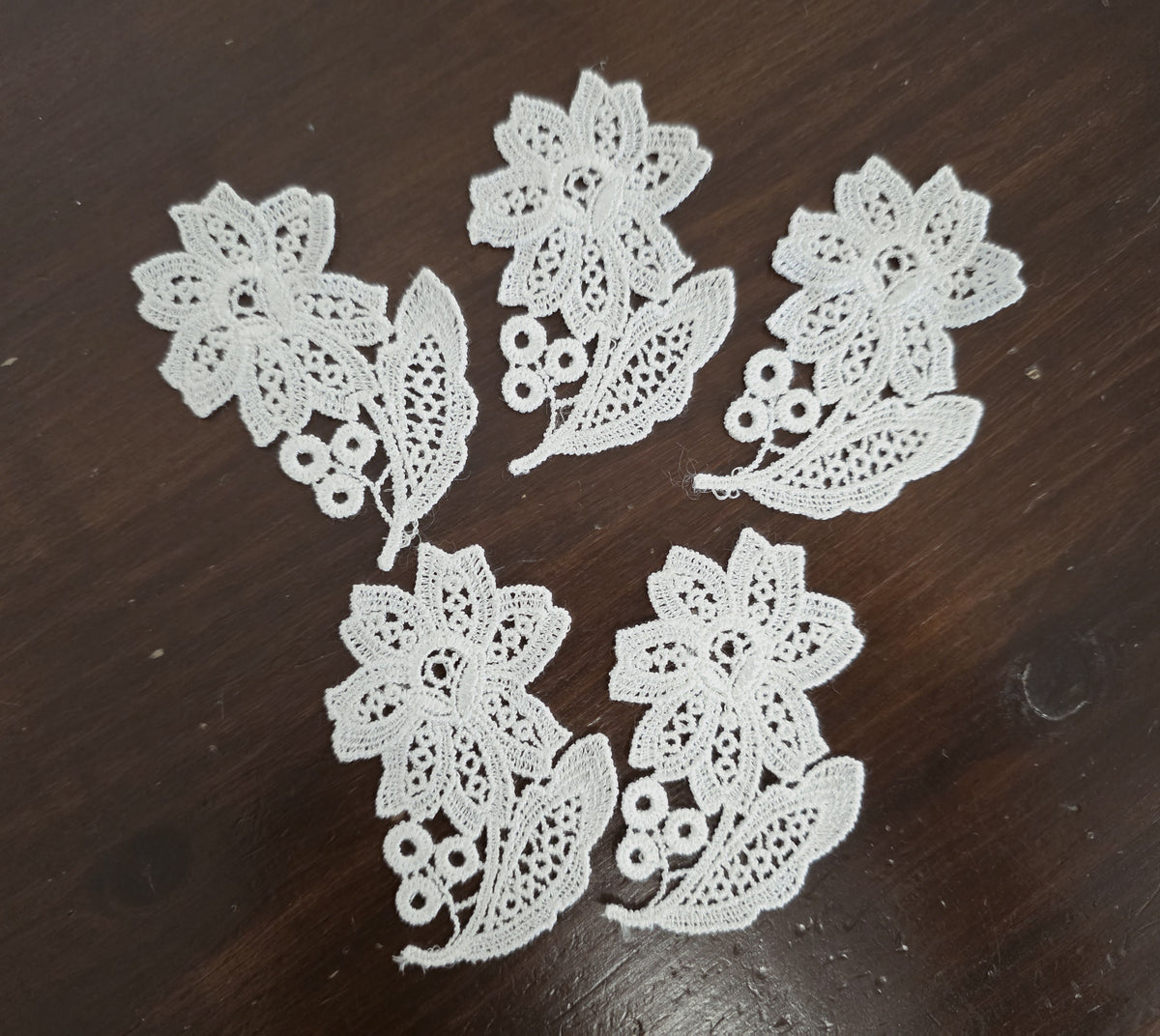Lot de 5 petits motifs en guipure ivoire fleur