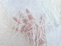Dentelle grandes roses brillante sequins ivoire 91989 · vue 2
