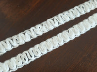 Galon couture ivoire plissé et perlé – 2 cm – finition relief raffinée pour robe de mariée – · vue 5