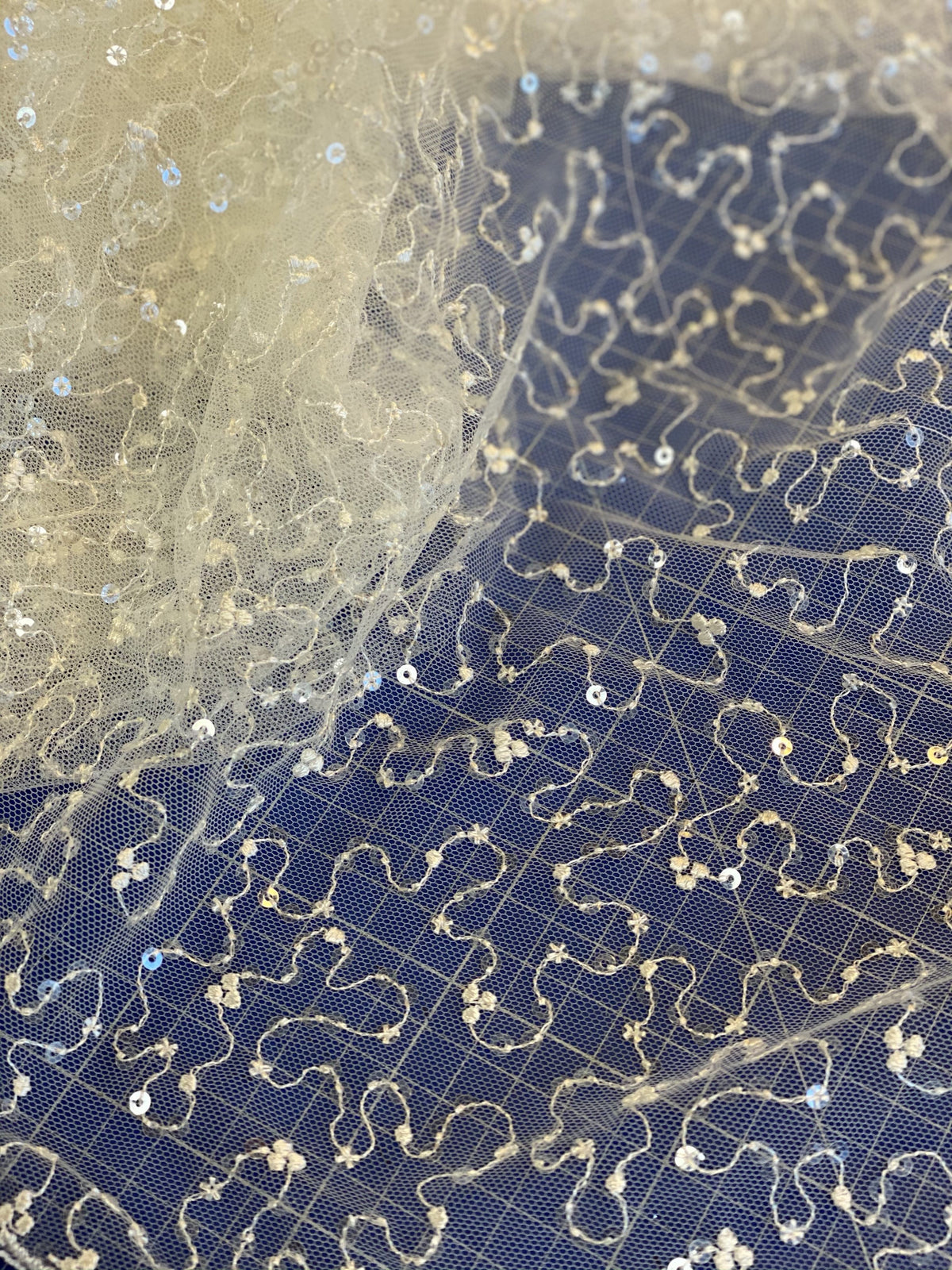 Tulle brodé avec sequins