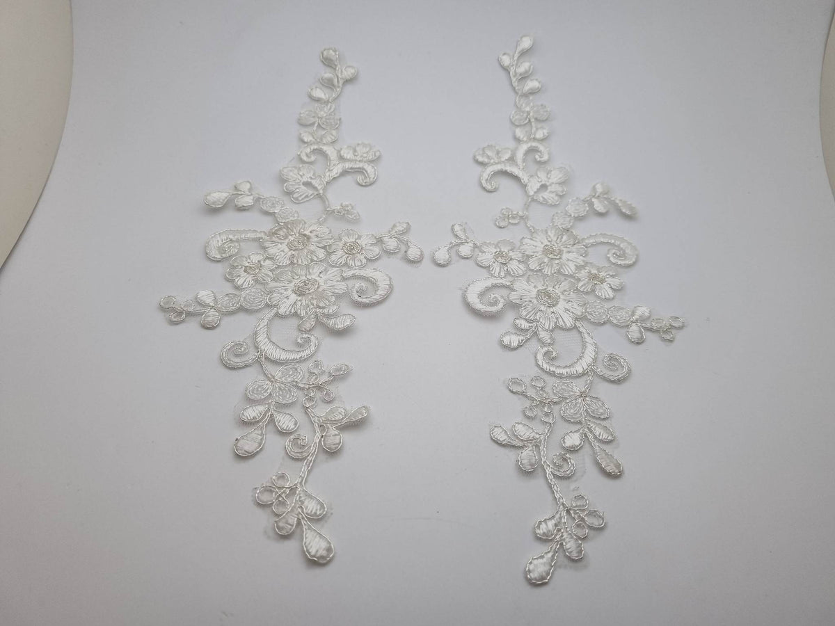 Motif en dentelle ivoire fil argenté T368