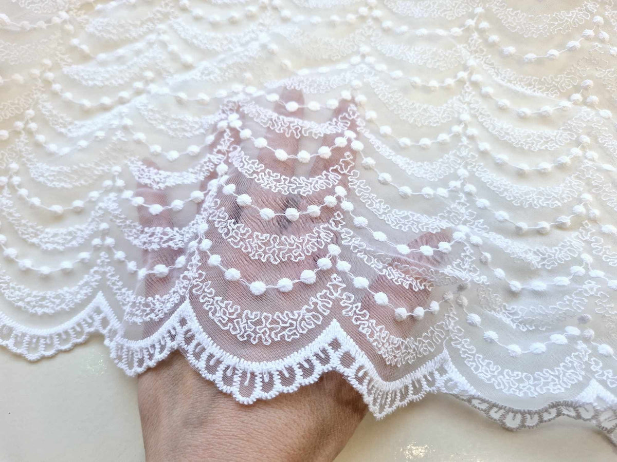Dentelle écailles petits points bohème ivoire ou blanc