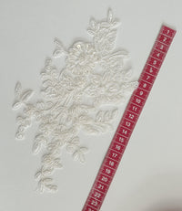 Motif ivoire en dentelle et perles · vue 3