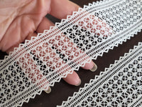 Galon de dentelle fine ivoire clair – Largeur 5 cm – Motif géométrique ajouré (vendu au mètre) · vue 2