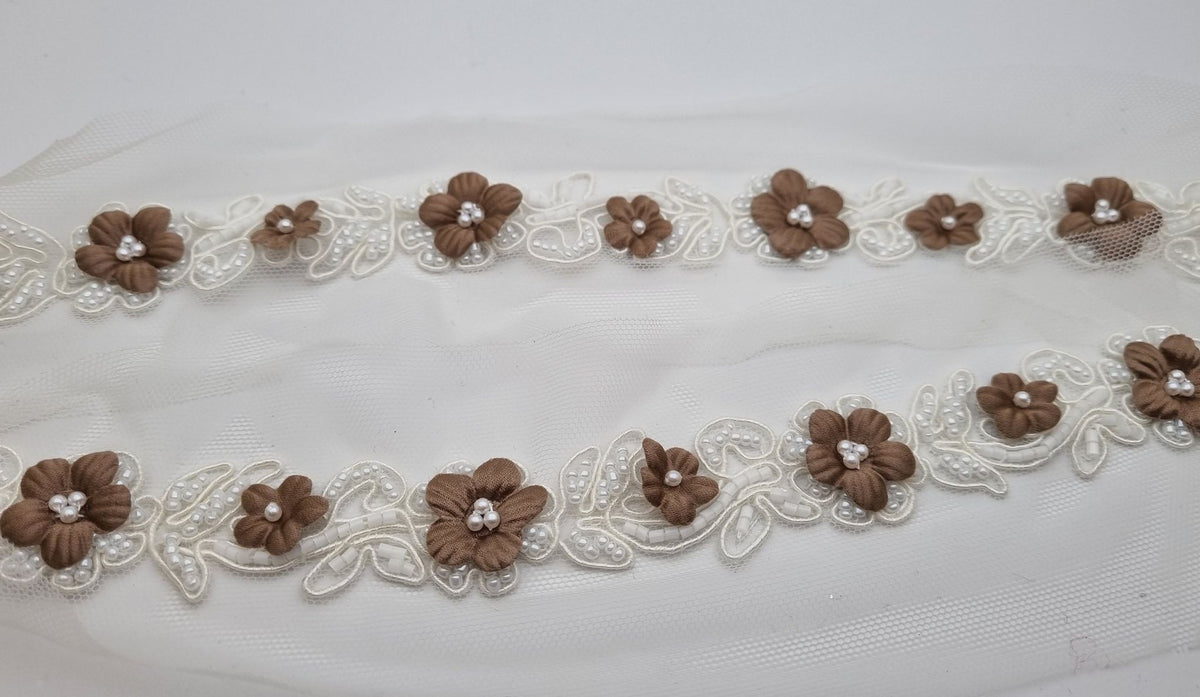 Galon de fleurs marron sur tulle ivoire