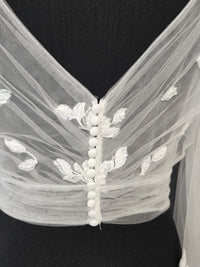 Top mariée tulle drapé brodé ivoire – Manches longues fluides – Dos V boutonné – Taille 44 · vue 6