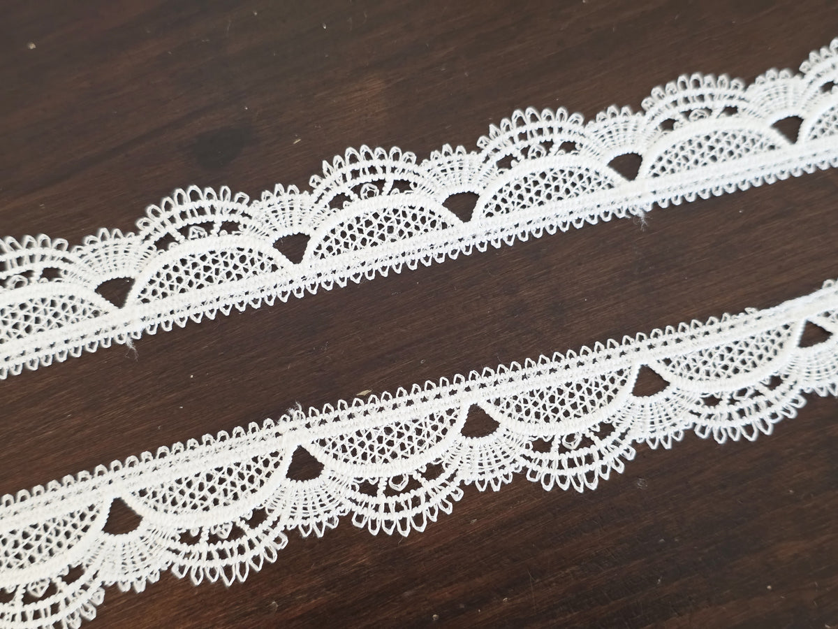 Galon guipure ivoire clair “écailles arrondies” – bord festonné – idéal robe de mariée, DIY – vendu au mètre 4016