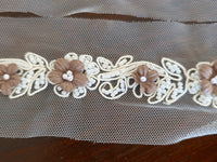 Galon dentelle fleurs brun chocolat et perles sur tulle ivoire – 7,5 cm – dentelle florale relief mariage – vendu par 10 cm · vue 2