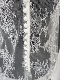 Top mariée blousant en dentelle française de Calais – Col montant – Dos ouvert boutonné · vue 5