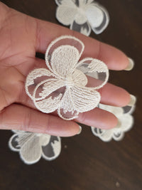 Lot de 5 fleurs dentelle ivoire clair 5 cm à coudre – appliqués brodés effet relief pour robe de mariée · vue 3