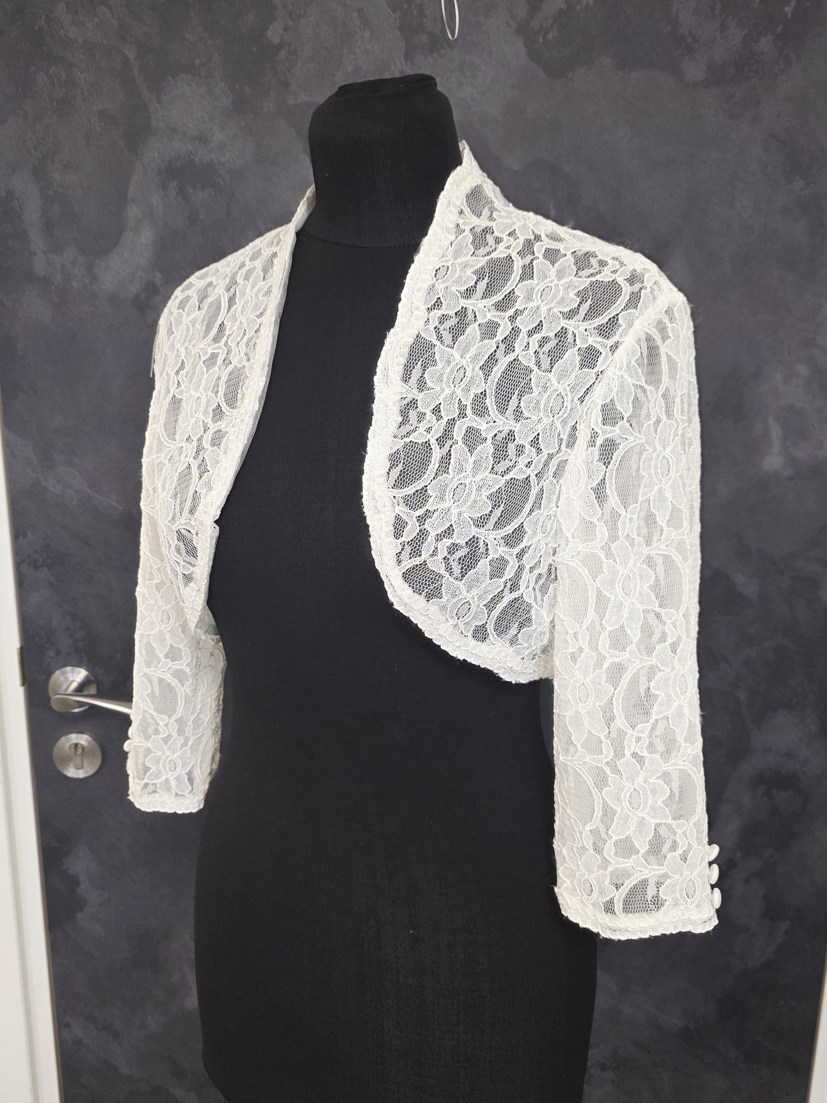 Bolero en dentelle ivoire , doublé tulle , taille 38