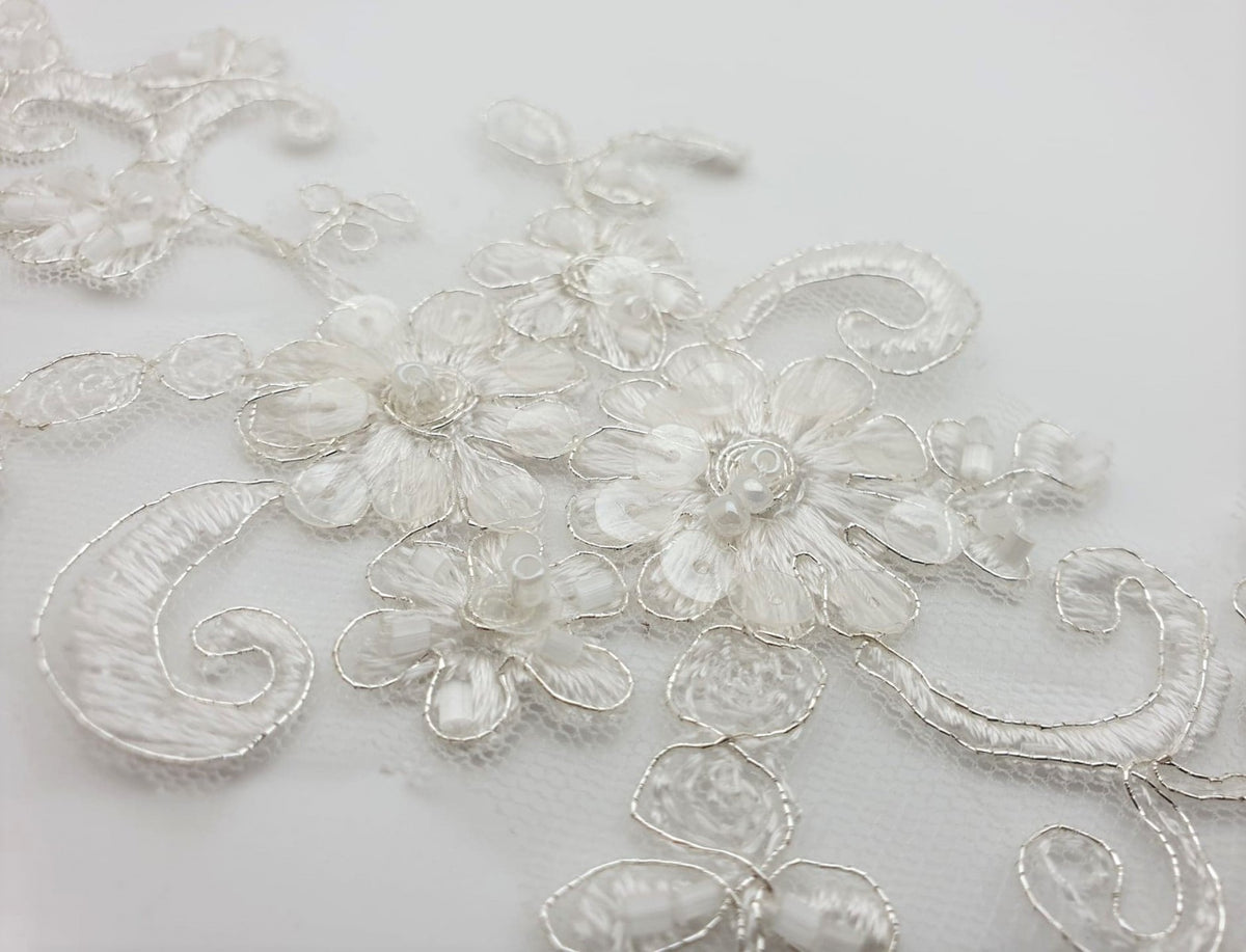Motif fleurs perles et sequins blanc/ivoire pour robe de mariée