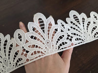 Dentelle brodée blanche – Largeur 10 cm – Motif éventail ajouré (vendue au mètre) · vue 3