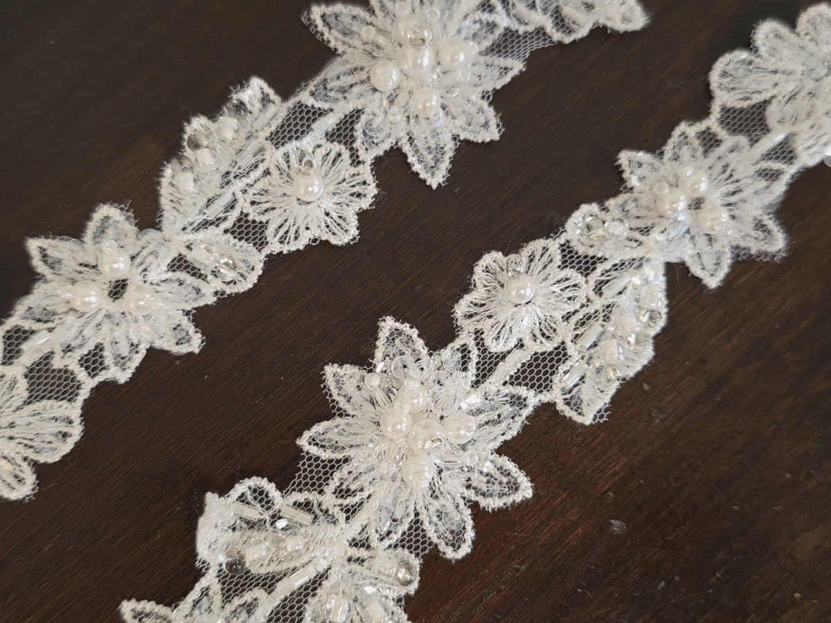 Galon de dentelle fleurs avec perles brillance , ivoire