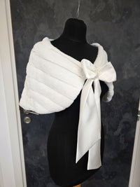 Étole mariée fausse fourrure ivoire – Mariage hiver – Noeud satin – Taille unique · vue 4