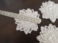 Lot de 3 fleurs ivoire en dentelle fil argenté · vue 2