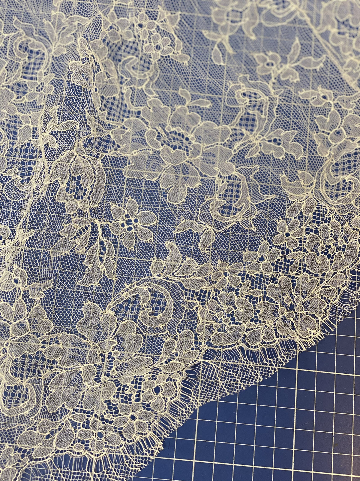 Dentelle très fine 100% soie